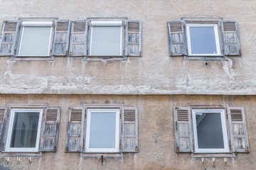Altes Fenster mit geschlossenen Fensterläden aus Holz, Deutschland