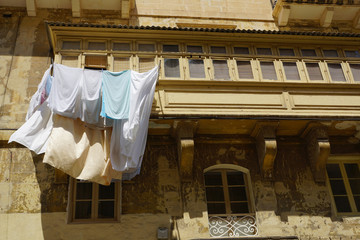 typische Balkone in Malta mit ausgehängter Wäsche zum Trocknen