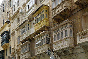 Fototapeta na wymiar typische bunte Balkone in Malta / Valetta