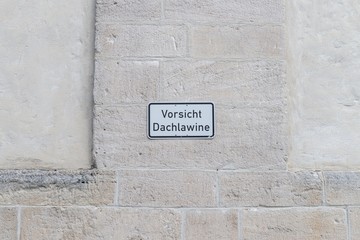 Warnschild - Vorsicht Dachlawine - in deutscher Schrift, Deutschland