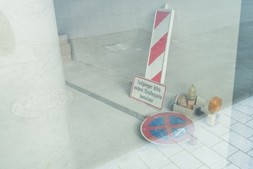 Baustellen Schilder und Equipment in einem Schaufenster, Deutschland