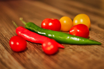 farbige frische Tomaten mit Peperoni