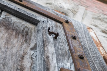 Alte historische Holztüre mit schweren Eisenbeschlägen, Deutschland