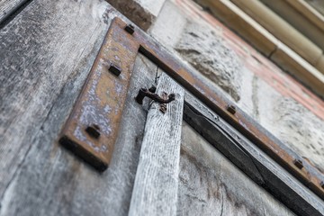Alte historische Holztüre mit schweren Eisenbeschlägen, Deutschland