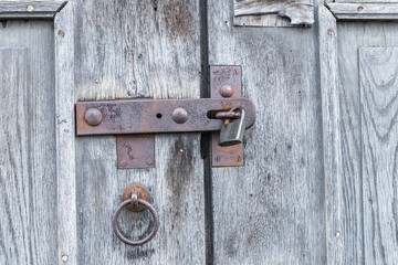 Alte historische Holztüre mit schweren Eisenbeschlägen, Deutschland