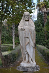 Fototapeta na wymiar Estatua grande de jardín 