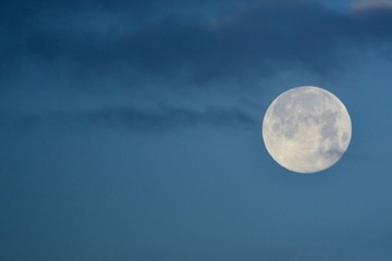 Obraz na płótnie Canvas Full Moon at Dawn Daybreak Moonset