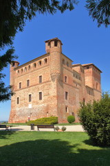 Fototapeta na wymiar castello di grinzane cavour in italia, grinzane cavour castle in italy