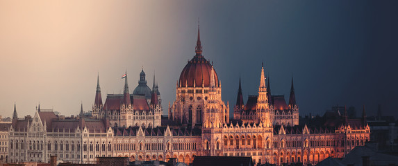 Obraz premium Hungarian Parliament at Budapest day and night time travel sunset