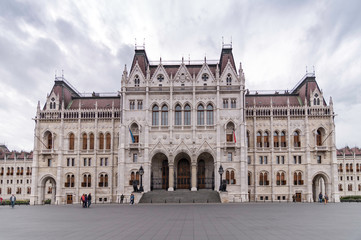 Fototapeta premium Main entrance to the Budapest Parliament from the facade on the Kossut Lajos esplanade, Hungary