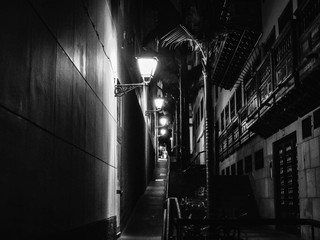 Rue éclaire de lampadaires le soir