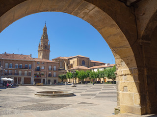 Vistas de la Catedral desde de la Plaza del Ayuntamiento de Santo Domingo de la Calzada, paso del...