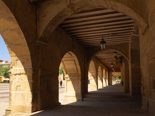 Vistas de los arcos de la Plaza del Ayuntamiento de Santo Domingo de la Calzada, paso del Camino de Santiago, en  La Rioja verano de 2018