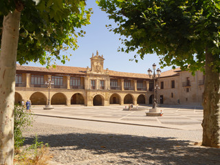 Fototapeta premium Vistas de la Plaza del Ayuntamiento de Santo Domingo de la Calzada, paso del Camino de Santiago, en La Rioja verano de 2018