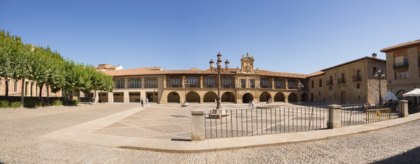 Vistas de la Plaza del Ayuntamiento de Santo Domingo de la Calzada, paso del Camino de Santiago, en  La Rioja verano de 2018