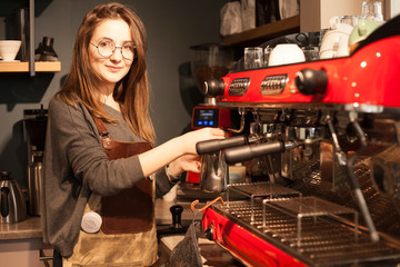 Fototapeta na wymiar woman using coffee machine
