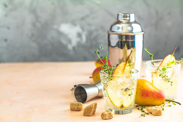 Obraz premium Summer drinks, thyme pear cocktails