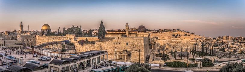 Naklejka premium Jerozolima - 03 października 2018: Ściana Płaczu świątyni żydowskiej na Starym Mieście w Jerozolimie, Izrael