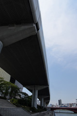 隅田川の浅草付近、吾妻橋船着き場から首都高速6号向島線を見上げる