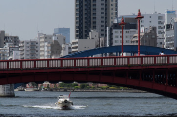 隅田川の浅草付近、吾妻橋を通る船