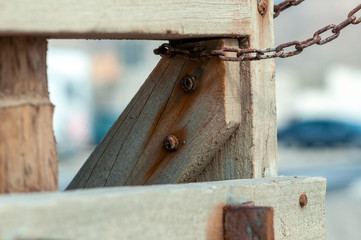 Palo de madera con cadena de metal 02