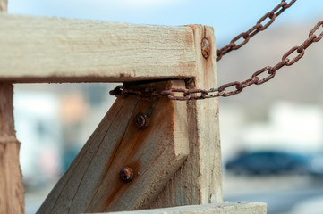 Palo de madera con cadena de metal 03