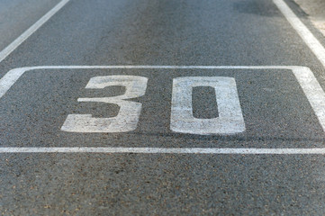 Se&ntilde;al de l&iacute;mite de velocidad pintada en el asfalto 02