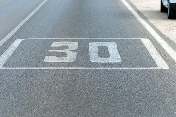 Señal de límite de velocidad pintada en el asfalto 03