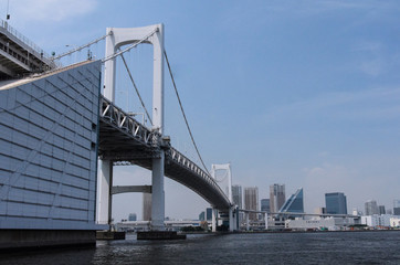 隅田川下りで船からレインボーブリッジを見上げる