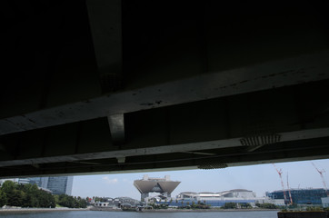 東京湾の橋の下から東京ビッグサイトを臨む