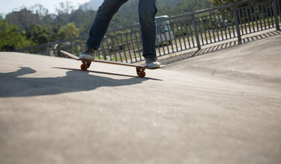 Obraz premium Skateboarder skateboarding at skatepark ramp