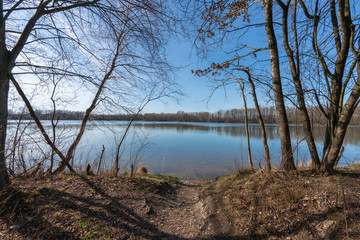 Kleiner Pfad zum Seeufer