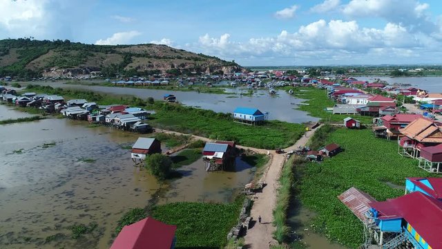 cambodge-siemreap-hz-4K-collasie-183011-2-vdc-lac-toit-villageflottant-pilotis-ferme-champs-village-agriculture-rizieres-rouge-bleu-vert-marron-1