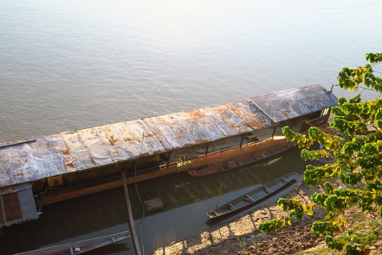 Vieux bateau sur le mekong