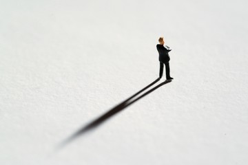 腕組みをして考えるビジネスマン