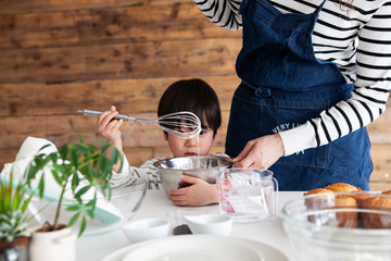 生クリームを作るのに熱中する男の子