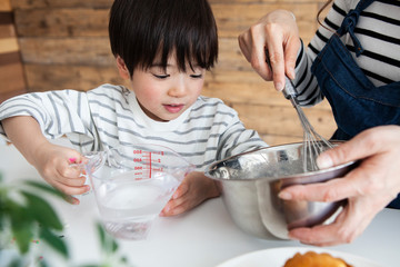 楽しそうにボウルを混ぜる男の子