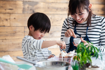 カップケーキにトッピングをしている男の子