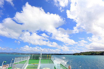 美しい沖縄の海と夏空
