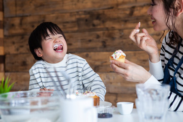 とても楽しそうにお菓子を食べる男の子