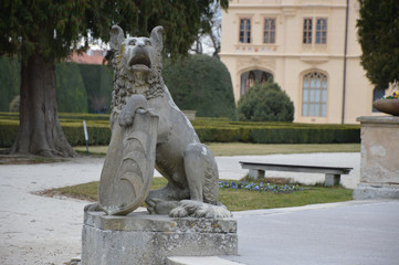 LEDNICE PARK  RZEŹBA WILK   PIES  © jaceka