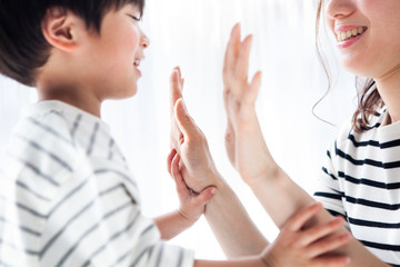 母親と手を合わせる男の子