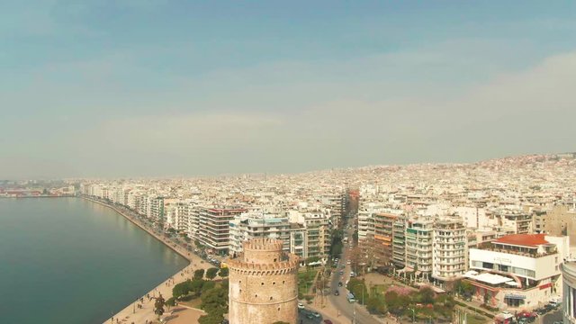 dronefootage of white tower in thessaloniki (lefkos pirgos)