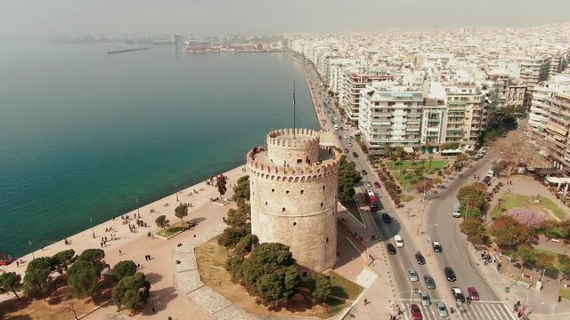 dronefootage of white tower in thessaloniki (lefkos pirgos)