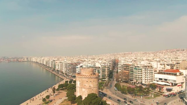 dronefootage of white tower in thessaloniki (lefkos pirgos)