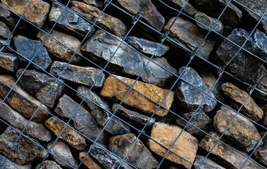 Steinkorbmauer mit Natursteinen