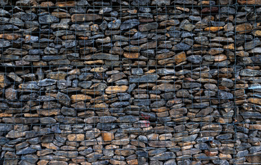 Steinkorbmauer mit Natursteinen