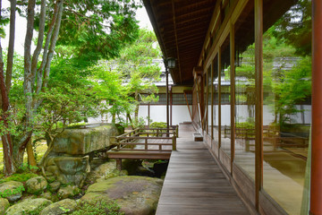 縁側と日本庭園