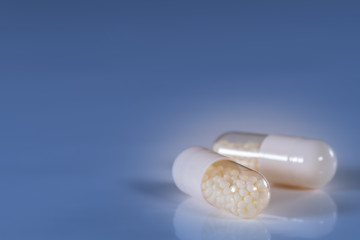 Zwei Kapseln mit Retard