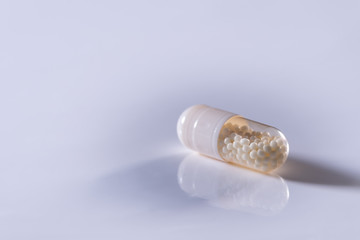 Kapsel / Tablette auf hellem Grund